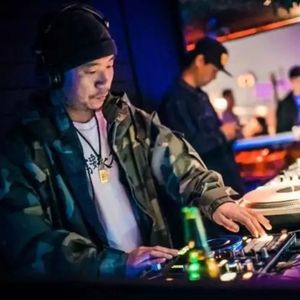 美女白丝老师裸奶头私房照
